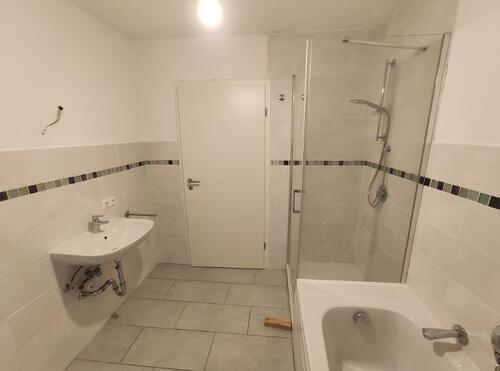 Bad mit Badewanne, Dusche und Waschmaschinenanschluss Bild 4 - 