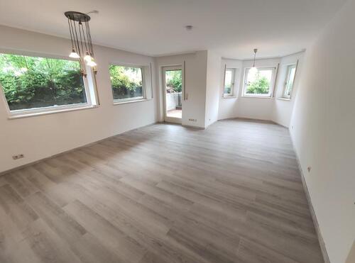 Wohnzimmer mit Zugang zur Terrasse Bild 1 - 