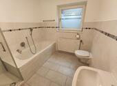 Bad mit Badewanne, Dusche und Waschmaschinenanschluss Bild 1 - 