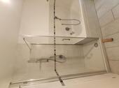 Bad mit Badewanne, Dusche und Waschmaschinenanschluss Bild 2 - 
