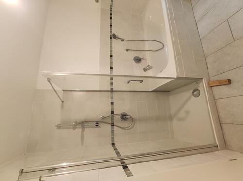 Bad mit Badewanne, Dusche und Waschmaschinenanschluss Bild 2 - 