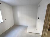 Bad mit Dusche, Waschmaschinenanschluss und Fenster Bild 4 - 
