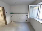 Bad mit Dusche, Waschmaschinenanschluss und Fenster Bild 2 - 