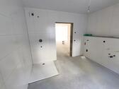 Bad mit Dusche, Waschmaschinenanschluss und Fenster Bild 3 - 