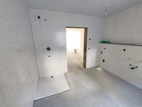 Bad mit Dusche, Waschmaschinenanschluss und Fenster Bild 3 - 