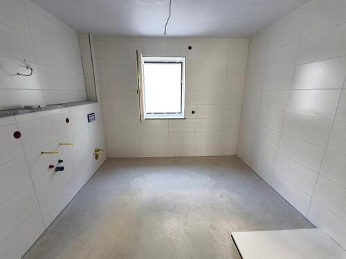 Bad mit Dusche, Waschmaschinenanschluss und Fenster Bild 1 - 