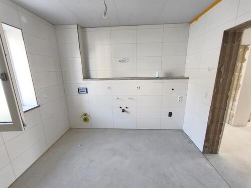Bad mit Dusche, Waschmaschinenanschluss und Fenster Bild 4 - 