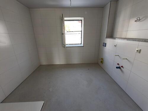 Bad mit Dusche, Waschmaschinenanschluss und Fenster Bild 1 - 