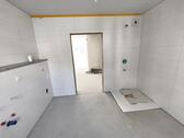 Bad mit Dusche, Waschmaschinenanschluss und Fenster Bild 3 - 