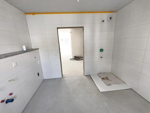 Bad mit Dusche, Waschmaschinenanschluss und Fenster Bild 3 - 
