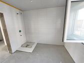 Bad mit Dusche, Waschmaschinenanschluss und Fenster Bild 2 - 