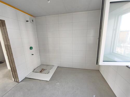 Bad mit Dusche, Waschmaschinenanschluss und Fenster Bild 2 - 