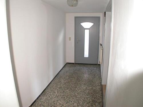 Flur Bild 2 - Einfamilienhaus mit 151,00 m&sup2; in Lonnerstadt zur Miete