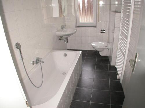 Bad mit Badewanne Bild 1 - 