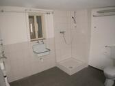 Bad mit Dusche und Waschmaschinenanschluss Bild 1 - 