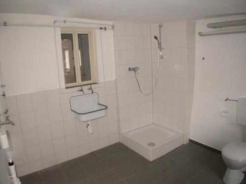 Bad mit Dusche und Waschmaschinenanschluss Bild 1 - 