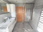 EG Bad mit TOTO Neorest Toilette und Dusche Bild 2 - 