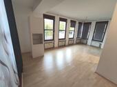 Wohn- /Essbereich mit Zugang zum Balkon Bild 2 - 