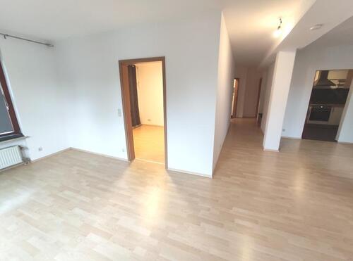 Wohn- /Essbereich mit Zugang zum Balkon Bild 5 - 