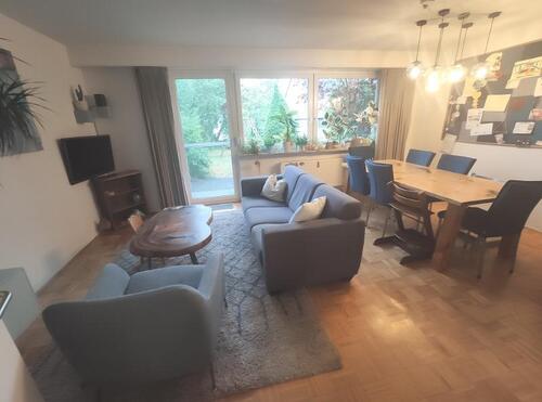 Wohn- /Esszimmer mit Zugang zu Terrasse und Garten Bild 1 - 5 Zimmer Einfamilienhaus zur Miete in Erlangen