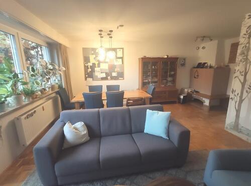 Wohn- /Esszimmer mit Zugang zu Terrasse und Garten Bild 2 - 5 Zimmer Einfamilienhaus in Erlangen