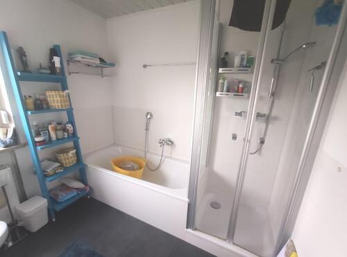 Bad mit Badewanne und Dusche Bild 2 - 