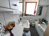 Bad mit Badewanne und Duschabtrennung Bild 1 - 