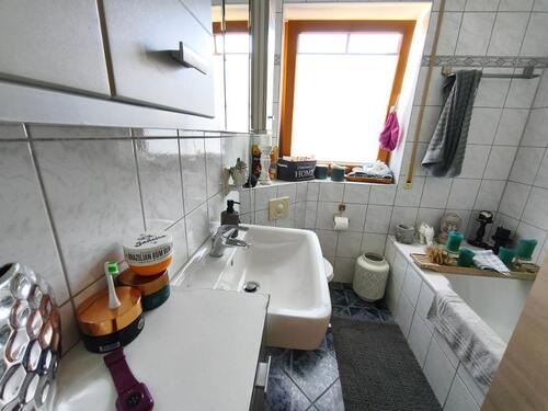 Bad mit Badewanne und Duschabtrennung Bild 1 - 