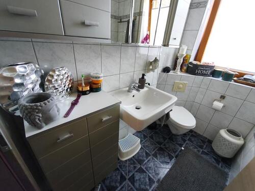 Bad mit Badewanne und Duschabtrennung Bild 3 - 
