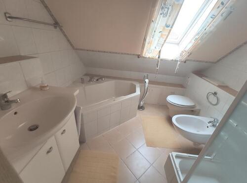 Bad mit Badewanne und Dusche Bild 1 - 