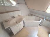 Bad mit Badewanne und Dusche Bild 2 - 
