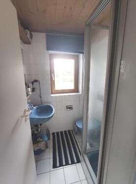 Bad mit Dusche Bild 1 - Etagenwohnung mit 49,96 m&sup2; in Erlangen OT zur Miete