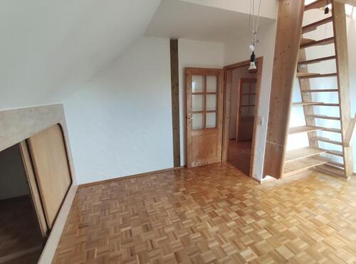 Schlafzimmer mit Zugang zum Dachbodenraum Bild 3 - 