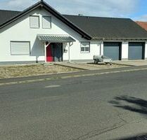 Großzügiges Einfamilienhaus mit EinliegenwohnungBüro 2 Garagen und 3 Stellplätzen in 97502 Euerbach zwischen Schweinfurt und Würzburg (ID 10633)