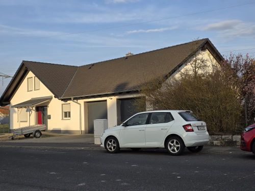 Bild - Großzügiges Einfamilienhaus mit EinliegenwohnungBüro 2 Garagen und 3 Stellplätzen in 97502 Euerbach zwischen Schweinfurt und Würzburg (ID 10633)