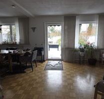 3-Zimmer-Mietwohnung mit Stellplatz und Garage sowie Garten mit Freisitz und Teich sowie Wasserlauf in 97456 Sennfeld (1592)