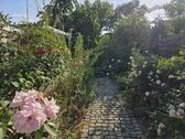 Bild - 3-Zimmer-Mietwohnung mit Stellplatz und Garage sowie Garten mit Freisitz und Teich sowie Wasserlauf in 97456 Sennfeld (1592)