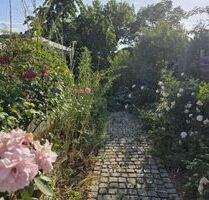 3-Zimmer-Mietwohnung mit Stellplatz und Garage sowie Garten mit Freisitz und Teich sowie Wasserlauf in 97456 Sennfeld (1592)