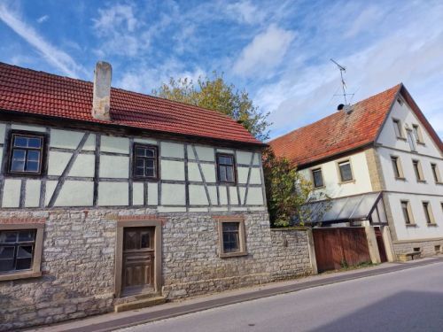 Bild - Einfamilienhaus mit bezauberndem Charme, weiteres kl. Einfamilienhaus, Innenhof, Scheune, Garten und Garagen in 97535 Wasserlosen-Burghausen, von Würzburg 28 Minuten entfernt (ID 10210)