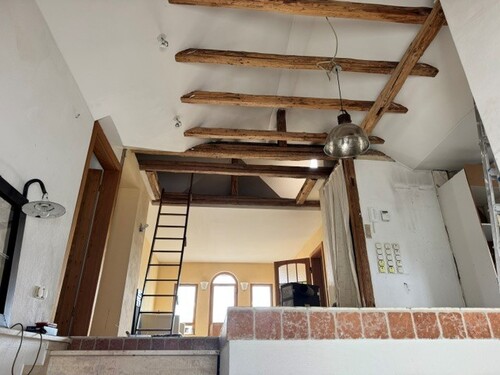 Wohnzimmer - hoher Luftraum - 10 Zimmer Etagenwohnung zum Kaufen in Oberursel