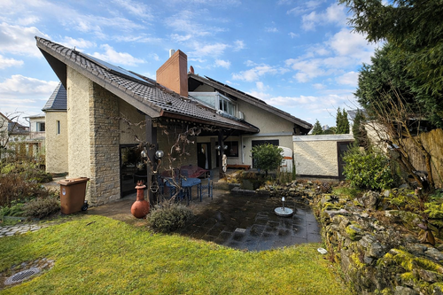 Ansicht - Kelkheim: Individuelles Architektenhaus in toller Villenlage