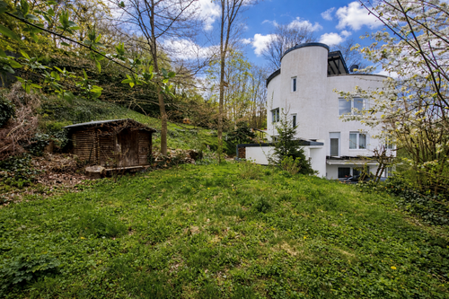 Gartenansicht - Glashütten: Einzigartiges Architektenhaus am Sonnenhang mit beeindruckendem Fernblick.
