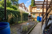 Garten mit Nebengebäude - 
