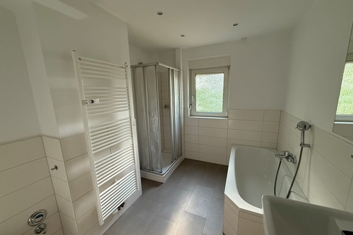 Tageslicht-Dusch-/Wannenbad - 