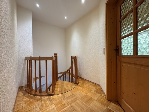 Flur mit Treppenabgang - 