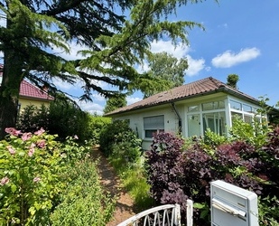 Oberursel - Oberstedten: Großzügiges Grundstück mit Altbestand!