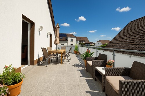 Terrasse (OG) - Ein- bis Zweifamilienhaus in Rodgau-Hainhausen – Zwei Wohneinheiten, gepflegter Garten & Nähe zur S-Bahn