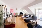 Wohnzimmer - Offenbach-Rosenhöhe: Großzügiges, individuelles Wohnerlebnis mit Dachterrasse und 2 Stellplätzen!