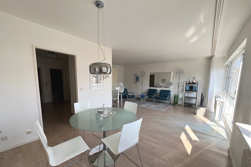 Wohn- und Esszimmer - Frankfurt-Westend: Bestlage! Lichtdurchflutete 2-Zimmer-Wohnung mit Stellplatz!