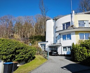 Glashütten: Einzigartiges Architektenhaus am Sonnenhang mit beeindruckendem Fernblick.